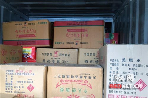 食品包装塞满烟花爆竹 民警一眼识破 炸弹车